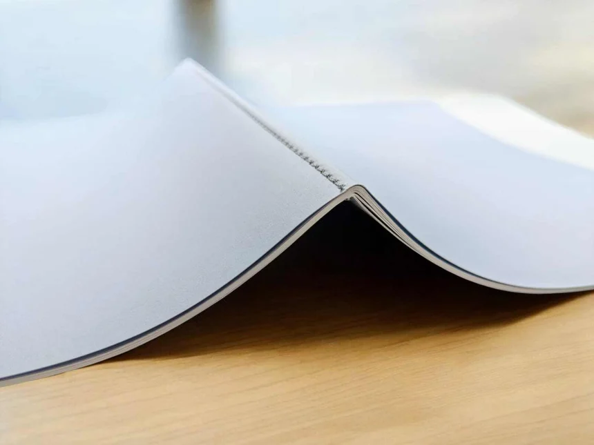 Reliure couture Singer pour brochure haut de gamme imprimée par Juste Print en Pologne.