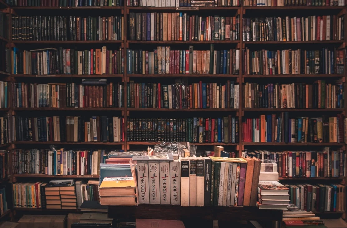 Beaux-livres dans une bibliothèque